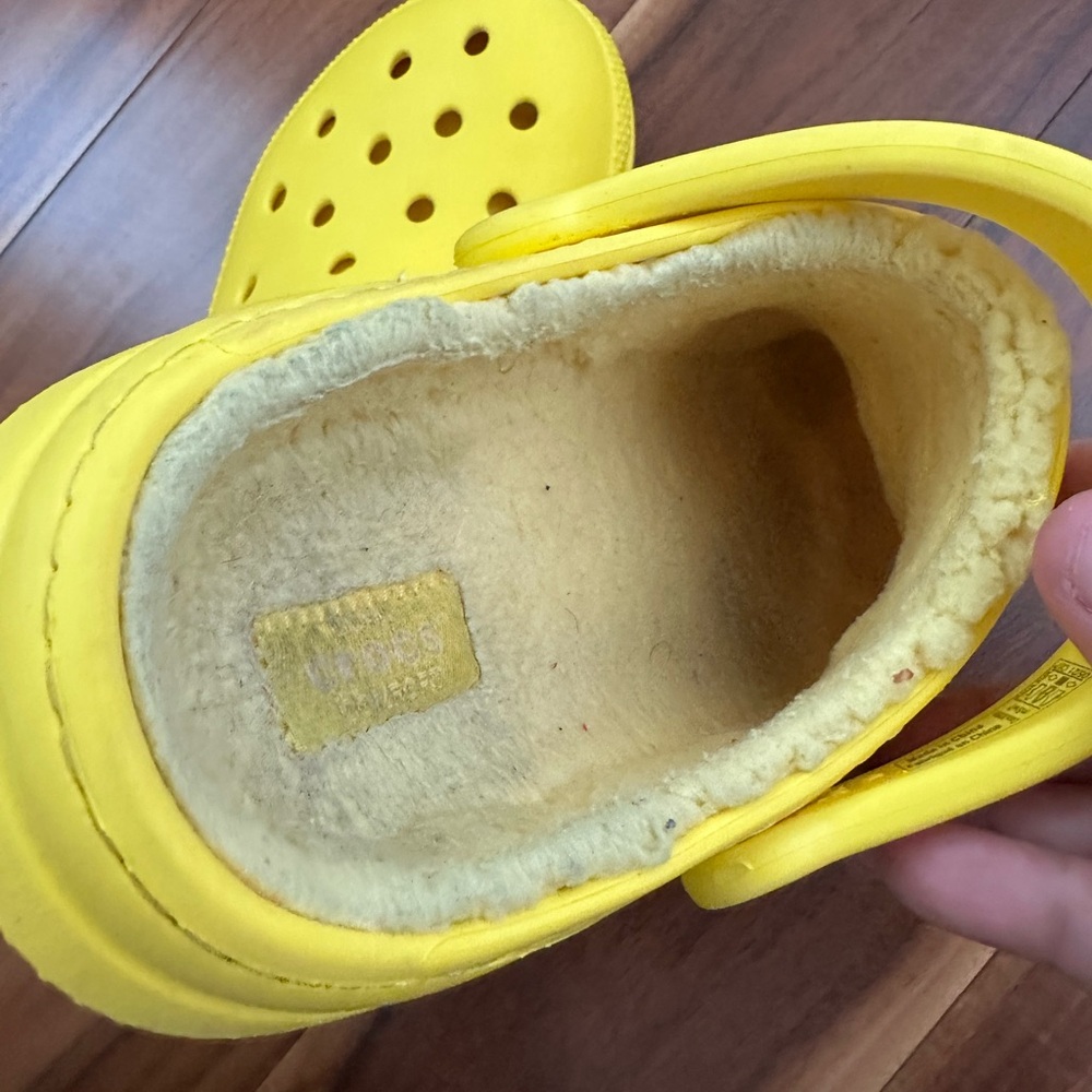 CROCS YELLOW DUAL COMFORT LINED LEMON YELLOW CLASSIC CLOGS SIZE M5 W7 - Picture 11 of 12